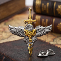 Pins personnalisés bicolores plaqués or et argent, en alliage de zinc, avec motifs 3D détaillés en relief (Aigle et Épée), logo métallique sur mesure