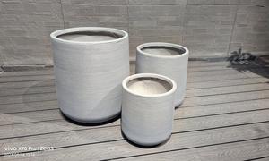 Grands pots décoratifs gris larges avec pieds de jardin - en pierre synthétique écologique, imperméable et durable - Product Image 4