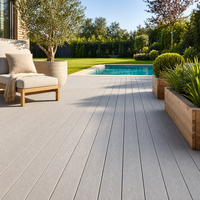 Terrasse en WPC co-extrudé moderne, imperméable, à emboîtement, avec surface gaufrée à effet bois pour jardin, patio et piscine extérieurs
