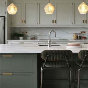 Armoires de cuisine de luxe modernes légères entièrement personnalisées, couleurs blanche et verte - Product Image 3