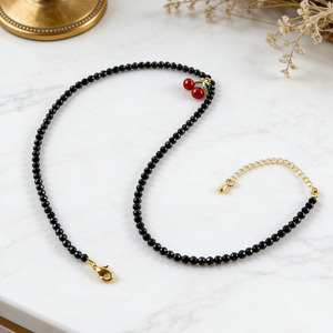 <span class=keywords><strong>Collana</strong></span> Retrò <span class=keywords><strong>con</strong></span> <span class=keywords><strong>Perline</strong></span> <span class=keywords><strong>Nere</strong></span> <span class=keywords><strong>e</strong></span> Ciliegia, Delicato Filo di Cristallo Nero <span class=keywords><strong>con</strong></span> Ciondolo a Ciliegia Rossa, Girocollo Regolabile da Donna - Product Image 6