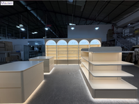 Conception d'intérieur complète pour magasin de cosmétiques sur mesure : mobilier, armoire murale LED, comptoir îlot, bureau de réception