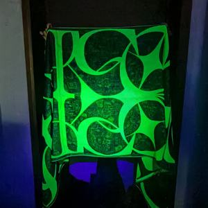 Custom UV Pashmina Tejido Jacquard UV Reactivo Verde Chal Bufanda Larga Reversible Pashmina para Fiesta Festival - Product Image 2