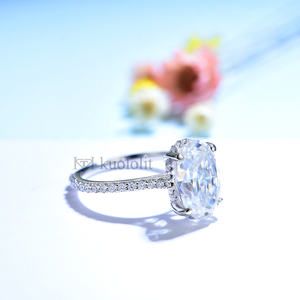 แหวนหมั้นเพชรโมอิสซาไนต์ทรงรีเจียระไนแบบไอซ์คัท ทองคำแท้ 18K สีเหลืองทอง ยี่ห้อ Kuololit HK พร้อมเพชรโมอิสซาไนต์เจียระไนแบบ Crushed Cut สำหรับงานแต่งงาน - Product Image 4