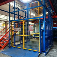 Plateforme élévatrice hydraulique verticale économique de type rail pour le levage de marchandises, idéale pour les projets logistiques d'entrepôt