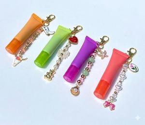 Tube de brillant à lèvres à chaîne perlée, emballage tendance avec mousqueton métallique, bracelet fantaisie à perles, flacon vide pour échantillon d'huile à lèvres – Vente chaude - Product Image 1