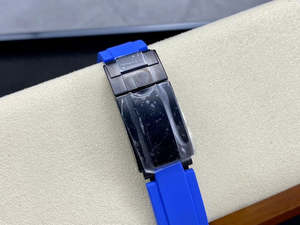 Montre mécanique haut de gamme à la mode avec un boîtier en fibre de carbone, un design squelette et un chronographe de sport à contraste de couleur bleu-or. - Product Image 6