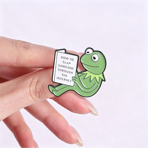 Aangepaste 'Hoe iemand via internet te slaan' emaille pin grappige kikker metalen badge Kermit meme revers pin sieraden - Product Image 2
