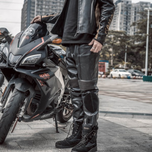 Pantalon en PU noir personnalisé pour moto pour hommes Coupe décontractée Pantalon ample Multi-poches Streetwear Cargo empilé Faux cuir Décontracté - Product Image 1