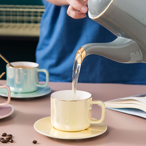 Vasos y Platos Desechables de Café de 150 ml con Bandeja y Cuchara, Diseño Moderno de Dibujos Animados, para Fiestas, Aptos para Microondas y Lavavajillas - Product Image 1