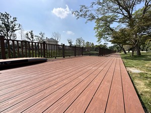 Tarima de Madera Compuesta WPC para Exteriores, Resistente al Agua, con Acabado Cepillado - Product Image 3