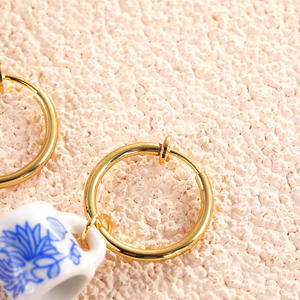 Colgante 3D Vintage para mujer, Pendientes colgantes de cuentas de cerámica azules y blancas pintados a mano, Clip de oreja de acero inoxidable <span class=keywords><strong>sin</strong></span> orificio para la oreja - Product Image 3