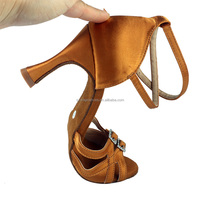 Nouvelle Arrivée Chaussures de Danse Classiques pour Femmes, Talon Souple 8CM, Chaussures de Danse Latine Salsa Ballroom Tango pour Filles, Marron Satiné, Chaussures de Soirée OEM