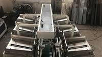 Assembleur automatique de cloisons ondulées pour séparateurs de boîtes à insertion croisée avec empileur de comptage