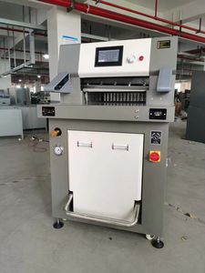 آلة قطع الورق الهيدروليكية المبرمجة الأوتوماتيكية طاولة عمل طويلة للغاية - Product Image 4