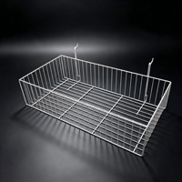 Corbeille de rangement métallique multi-usages à suspendre, compatible avec panneaux perforés, panneaux à lattes et panneaux grillagés pour l'affichage en magasin et l'organisation de garage