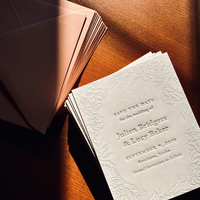Invitation de mariage élégante personnalisée en typographie, gaufrée pour la cérémonie, la fête prénuptiale, les fiançailles et les célébrations