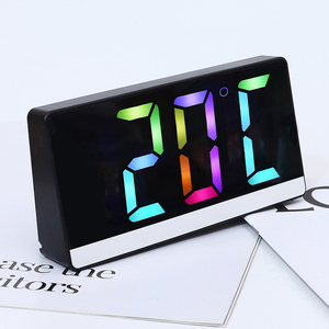 Horloge de <span class=keywords><strong>table</strong></span> LED avec alarme, miroir, calendrier numérique, luminosité réglable, commande vocale, fonction snooze et affichage de la température – Vente directe usine - Product Image 4