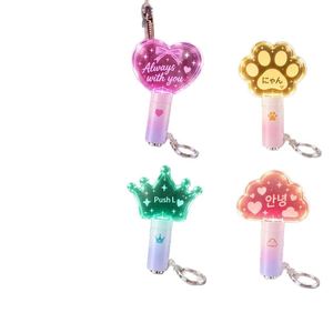 Mini lampe porte-clés en acrylique lumineuse en forme d'extraterrestre - Pendentif LED portable pour sacs à dos, jouets capsule et autres usages multiples - Product Image 1