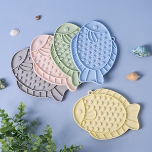 Tapis de léchage en silicone pour chats et chiens, bol d'alimentation lente pour animaux de compagnie, forme de poisson avec design texturé - Product Image 1