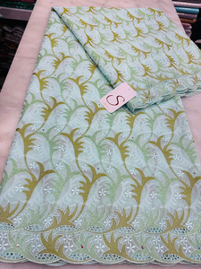 Tessuto in cotone ricamato colorato con occhielli, pizzo svizzero floreale traforato con filo glitterato per abiti da donna - Product Image 1
