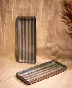 Plato de servir de gres hecho a mano con franja azul turquesa, apto para microondas y horno, duradero para la gastronomía moderna. - Product Image 2