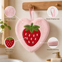 Aangepaste cartoon fruit pluche handdoek hartvormige aardbei vorm geborduurd zacht koraal fluweel hangende handdoek