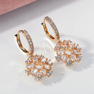 Boucles d'oreilles pendantes en forme de fleur dorée E822 avec strass en cristal sertis à griffes pour femme, style romantique pour soirée - Product Image 1
