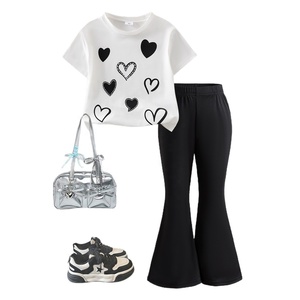 Completo estivo per bambina in due pezzi, t-shirt a maniche corte con stampa a cuore, pantaloni neri svasati, morbidi e alla moda per l'outfit quotidiano - Product Image 5