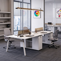 Bureau de travail moderne et simple avec bibliothèque intégrée, table de travail pour employés, bureau pour projet de bureau d'entreprise, sur mesure