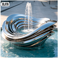 Fontaine sculpturale moderne en acier inoxydable BSA, motif vague abstraite superposée, finition miroir, pour villa extérieure et place publique