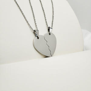 Collana con Ciondolo a Cuore in Acciaio Inossidabile Personalizzabile con Logo Inciso di Alta Qualità per Donne - Product Image 2