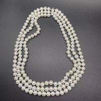 Collier de perles de luxe, plateau en velours de présentation haut de gamme, boutique exclusive, souvenir, célébration, anniversaire, ruban opulent