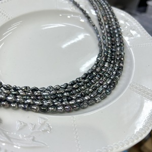 Perlas Tahitianas Keshi de Agua Salada Gris Platino de 3-6 mm, Collar Semiterminado, Super Alto Brillo - Product Image 4