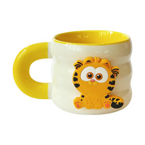Taza de Cerámica Garfield, Diseño de Dibujos Animados en Amarillo y Rosa, con Asa, para Uso en Casa u Oficina - Product Image 5