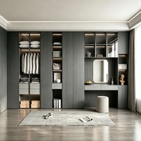 Armoire murale minimaliste grise sans poignées, du sol au plafond, avec porte en verre moderne, éco-responsable, durable, éclairage LED personnalisable