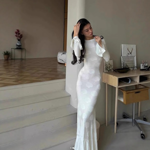 Vestido de novia blanco con cuello redondo, manga larga, espalda descubierta, estilo sirena, con puños acampanados y cintura con lazo para ocasiones nupciales. - Product Image 4