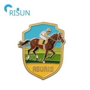 Fabrication d'épingles <span class=keywords><strong>de</strong></span> <span class=keywords><strong>course</strong></span> <span class=keywords><strong>de</strong></span> <span class=keywords><strong>chevaux</strong></span> en émail Broche pour chapeau <span class=keywords><strong>de</strong></span> cheval et <span class=keywords><strong>de</strong></span> jockey et épinglette d'équitation Badge d'épingle <span class=keywords><strong>de</strong></span> <span class=keywords><strong>course</strong></span> <span class=keywords><strong>de</strong></span> <span class=keywords><strong>chevaux</strong></span> personnalisé - Product Image 2