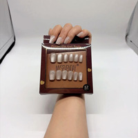 Ongles artificiels courts en forme d'amande avec logo personnalisé, à presser, en gel souple, faits à la main, style French Manucure, vente en gros