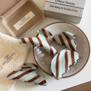 Liwu 韩国棕色条纹大号发夹 醋酸夹式法式优雅简约设计 - Product Image 4