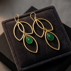 Boucles d'oreilles pendantes ovales géométriques tendance en laiton plaqué or 18 carats avec pierre verte enroulée de fil, bijoux de fête pour femmes - Product Image 2
