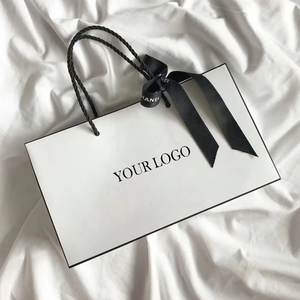 Sacs de shopping de luxe personnalisés avec votre propre logo, sacs cadeaux en papier pliables et réutilisables noirs avec ruban - Product Image 3