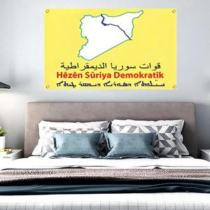 דגל פוליאסטר של הכוחות הדמוקרטיים הסורגים עם 4 טבעות לתלייה קלה - מושלם לקישוט קיר במעונות, במערת גברים או כטפטוף. - Product Image 5