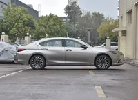 L-uxury 4-Door Le. Berline Xus avec des caractéristiques de performance améliorées, voiture à essence