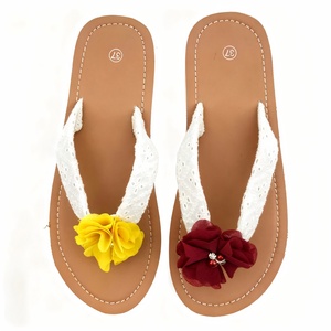 Chanclas de verano blancas de encaje con ojales para mujer, suela gruesa, diseño ecológico, con grandes corsages de tela amarillos/borgoña - Product Image 3
