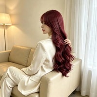 Perruque longue bouclée bordeaux moelleuse avec raie naturelle au milieu, fibre lisse anti-frisottis, design réaliste du cuir chevelu, idéale pour un usage quotidien.