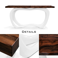 Table console de luxe style farmhouse, plateau en mosaïque géométrique en placage d'ébène, base en feuille de cuivre, finition haute brillance