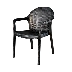 HUAHONG 2024 नई डिजाइन सस्ते पीवीसी प्लास्टिक रतन कुर्सी आउटडोर गार्डन के लिए आर्मरेस्ट के साथ टिकाऊ ठोस फ्रेम