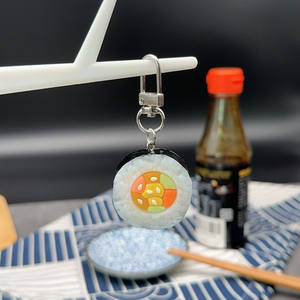 Llavero creativo al por mayor con diseño de bola de arroz de sushi simulada, juguete divertido de comida de sushi con algas, llavero de dibujos animados de PVC impermeable para coche o bolso - Product Image 3