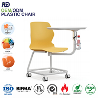 Chaises en plastique pour salle scolaire avec structure métallique robuste, design connecté avec tablette d'écriture